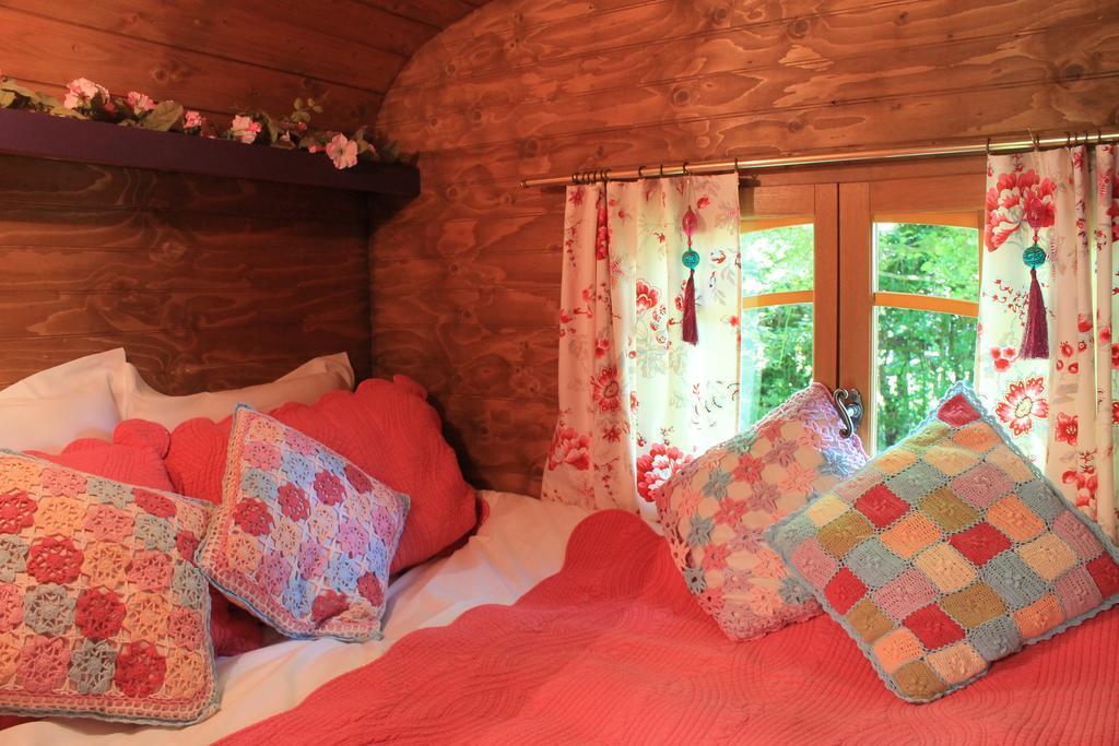 Roulottes Du Rouard Bed & Breakfast กามิเยส์ ภายนอก รูปภาพ