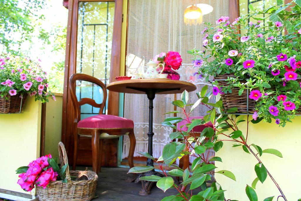 Roulottes Du Rouard Bed & Breakfast กามิเยส์ ภายนอก รูปภาพ