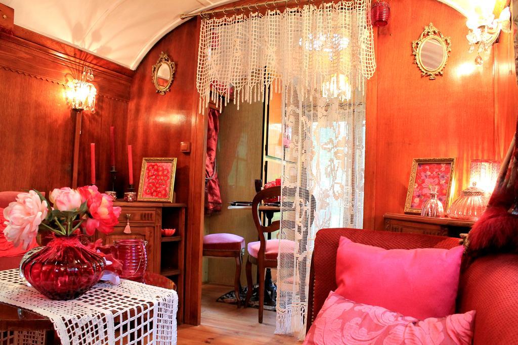 Roulottes Du Rouard Bed & Breakfast กามิเยส์ ห้อง รูปภาพ