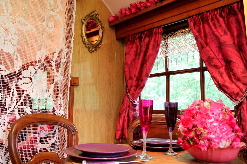 Roulottes Du Rouard Bed & Breakfast กามิเยส์ ห้อง รูปภาพ