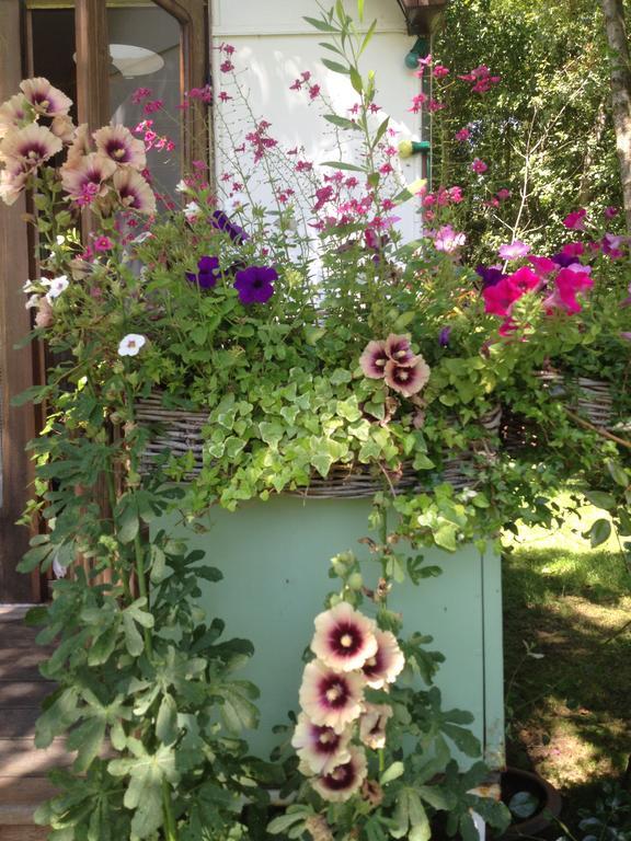 Roulottes Du Rouard Bed & Breakfast กามิเยส์ ภายนอก รูปภาพ