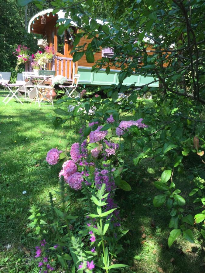 Roulottes Du Rouard Bed & Breakfast กามิเยส์ ภายนอก รูปภาพ