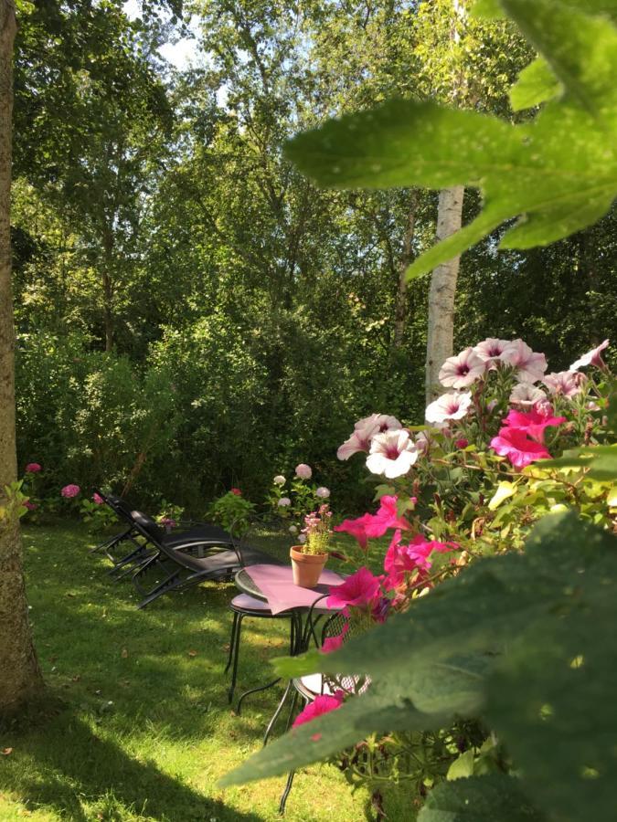 Roulottes Du Rouard Bed & Breakfast กามิเยส์ ภายนอก รูปภาพ